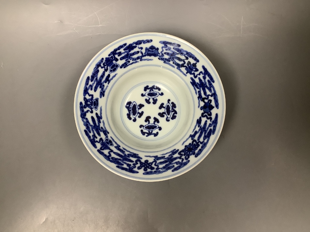 A Chinese blue and white bowl 17.5cm